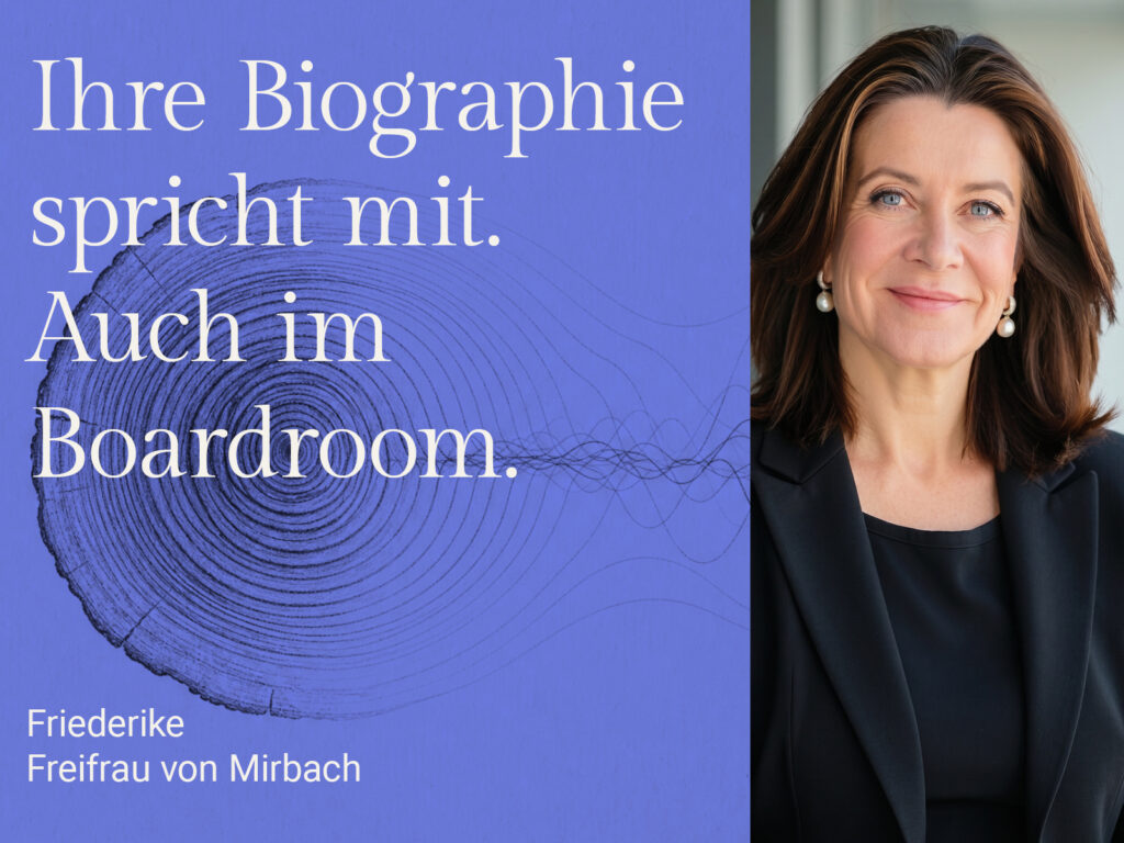 Friederike Freifrau von Mirbach vor blauem Hintergrund mit dem Titel „Ihre Biographie spricht mit. Auch im Boardroom.“ – Beitrag über biographische Sprachmuster und Führungskommunikation im Top-Management.